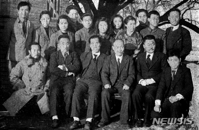 [서울=뉴시스] 1945년 12월 중순 평양에 들어온 조선독립동맹과 조선의용군 간부들이 기념촬영하고 있다. 왼쪽부터 박효삼(朴孝三) 조선독립동맹 중앙위원, 한빈(韓斌) 부주석, 최창익(崔昌益) 부주석, 김두봉(金枓奉) 주석, 무정(武丁) 조선의용군 사령관. 2열 오른쪽에서 3번째가 ‘백마 탄 여장군’으로 불린 김명시(金明時)이다. (사진=미디어한국학 제공) 2020.05.17. photo@newsis.com