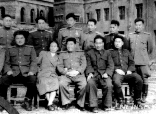 [서울=뉴시스] 1948년 평양학원의 주요 간부들과 자리를 함께한 소련파의 박영빈(朴永彬). 평양학원은 1946년 2월에 설립된 북한 최초의 군사정치학교로 그는 정치반의 교관으로 활동했다. 1945년 10월 평양에 파견된 박영빈은 1953년 소련파의 중심 허가이 조선노동당 부위원장 겸 조직부장이 자살하자 당 조직부장으로 임명돼 활동하다 타슈켄트로 돌아갔다. 앞줄 왼쪽 첫번째 최용건(崔庸健) 북조선인민위원회 보안국장, 두번째 박정애(朴正愛) 북조선노동당 부녀부장, 네번째가 박영빈. 가장 오른쪽에 서 있는 사람이 현재 북한 최고인민위원회 상임위원장으로 활동하는 최룡해의 부친인 최현(崔賢)으로 추정된다. (사진=미디어한국학 제공) 2020.05.17. photo@newsis.com