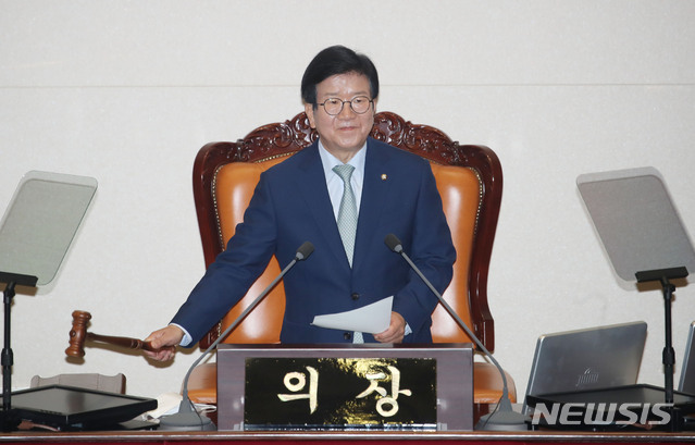 [서울=뉴시스] 김진아 기자 = 21대 국회 전반기 국회의장에 선출된 박병석 더불어민주당 의원이 5일 서울 여의도 국회에서 열린 21대 첫 본회의에서 부의장에 김상희 의원을 선출하며 의사봉을 두드리고 있다. 2020.06.05. bluesoda@newsis.com
