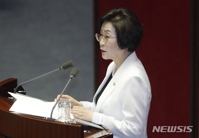 [서울=뉴시스] 최동준 기자 = 김상희 국회 부의장이 5일 서울 여의도 국회에서 열린 21대 국회 첫 본회의에서 부의장에 선출된 후 당선 인사를 하고 있다. 2020.06.05.  photocdj@newsis.com