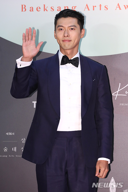 [서울=뉴시스] 고승민 기자 = 배우 현빈이 지난 5일 경기 일산 킨텍스에서 열린 '제56회 백상예술대상(2020)' 레드카펫 포토월 행사에서 포즈를 취하고 있다. (사진=백상예술대상 사무국 제공) 2020.06.05.photo@newsis.com