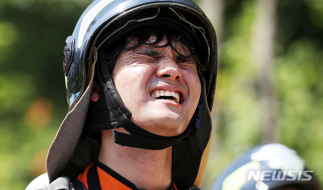 [서울=뉴시스]홍효식 기자 = 서울 낮 최고 기온이 35도까지 올라 폭염주의보가 발효된 지난 22일 서울 은평구 소방학교에서 신규 임용 소방관들이 훈련을 하고 있다. 2020.06.22. yesphoto@newsis.com