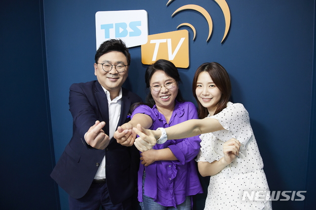 [서울=뉴시스] TBS TV 시샤 교양 프로그램 '뉴스공장 외전 - 더 룸'에 출연하는 MC 박지훈 변호사(왼쪽부터). 노영희 변호사, 박지희 TBS 아나운서 (사진=TBS 제공) 2020.06.24. photo@newsis.com