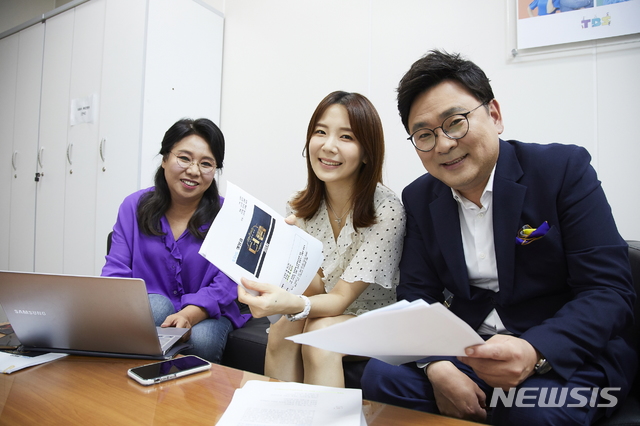 [서울=뉴시스] TBS TV 시샤 교양 프로그램 '뉴스공장 외전 - 더 룸'에 출연하는 MC 노영희 변호사(왼쪽부터),  박지희 TBS 아나운서, 박지훈 변호사. (사진=TBS 제공) 2020.06.24. photo@newsis.com