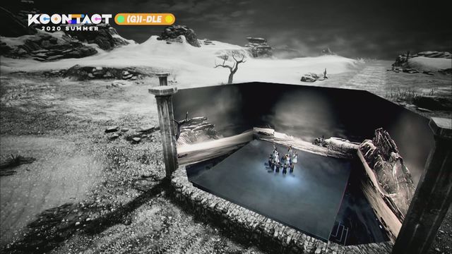 [서울=뉴시스] MR기술을 적용, 흑백사막에서 공연하고 있는 듯한 (여자)아이들. 2020.06.29. (사진 = CJ ENM 제공) photo@newsis.com