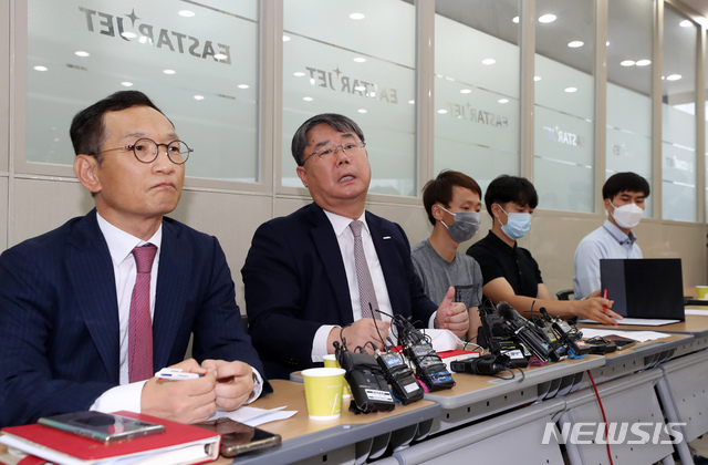 [서울=뉴시스] 고승민 기자 = 이스타항공 최종구 대표와 김유상 전무가 29일 서울 강서구 이스타항공 본사에서 제주항공과의 인수합병 관련 기자회견을 하고 있다. 2020.06.29.kkssmm99@newsis.com
