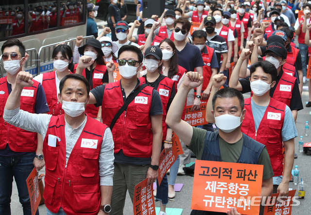 [서울=뉴시스]김명원 기자 = 이스타항공노조원들이 4일 서울 영등포구 여의도 민주당사 앞에서 이스타항공 운항재개 촉구 결의대회를 하고 있다.  2020.07.04. kmx1105@newsis.com