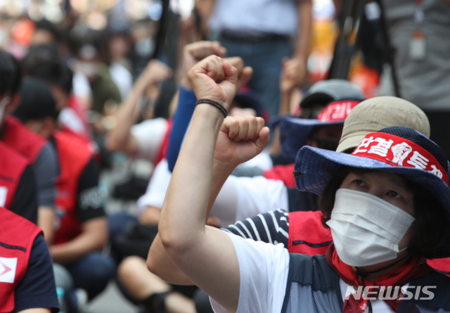 [서울=뉴시스]김명원 기자 = 이스타항공노조원들이 4일 서울 영등포구 여의도 민주당사 앞에서 이스타항공 운항재개 촉구 결의대회를 하고 있다.  2020.07.04. kmx1105@newsis.com