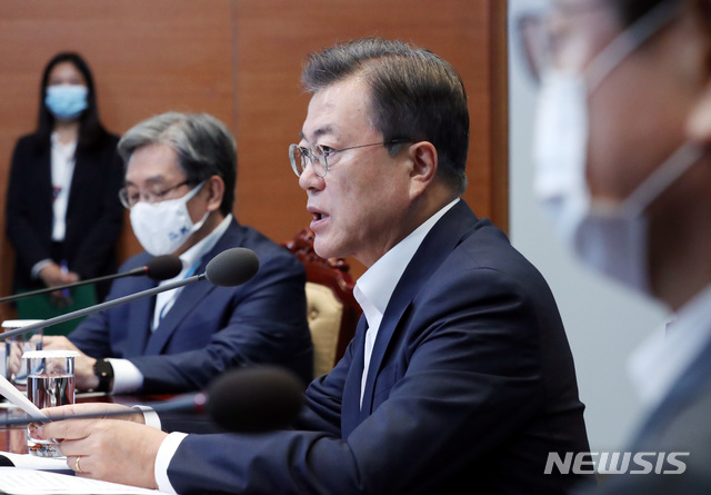 [서울=뉴시스]박영태 기자 = 문재인 대통령이 6일 오후 청와대에서 열린 수석 보좌관 회의에 참석해 발언하고 있다. 2020.07.06.since1999@newsis.com