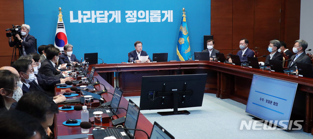 [서울=뉴시스]박영태 기자 = 문재인 대통령이 6일 오후 청와대에서 열린 수석 보좌관 회의에 참석해 발언하고 있다. 2020.07.06.since1999@newsis.com
