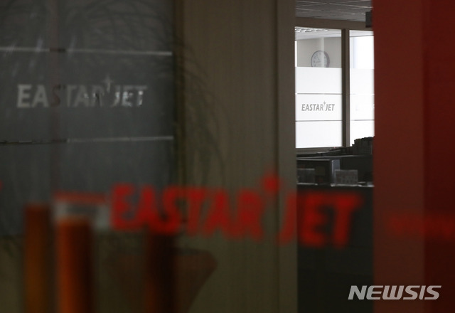 [서울=뉴시스] 고범준 기자 = 제주항공이 이스타항공에게 인수·합병(M&A) 재개를 위해 선결 조건을 이행하라고 제시한 마감 시한일인 15일 오전 서울 강서구 이스타항공 서울본사 사무실이 닫혀 있다. 2020.07.15. bjko@newsis.com