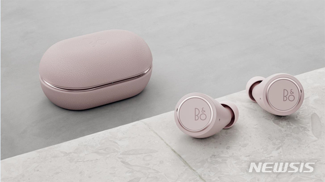 [서울=뉴시스]뱅앤올룹슨 완전 무선 이어폰 '베오플레이 E8 3세대' 핑크 (제공=뱅앤올룹슨)