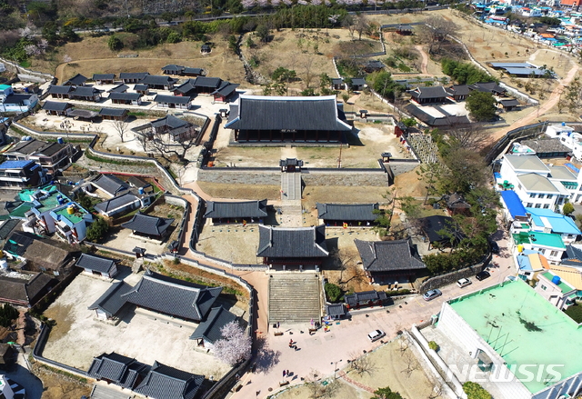 [통영=뉴시스] 신정철 기자=경남 통영시는 지난해 통영을 방문한 관광객은 672만8000명으로 가장 많이 찾은 장소는 동피랑마을(22.51%)로 꼽혔다고 17일 밝혔다. 사진은 40대 이상 관광객에게 인기가 많은 통제영 세병관전경이다.(사진=뉴시스DB).2020.07.17.     photo@newsis.com