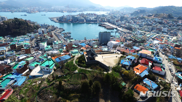 [통영=뉴시스] 신정철 기자=경남 통영시는 지난해 통영을 방문한 관광객은 672만8000명으로 가장 많이 찾은 장소는 동피랑마을(22.51%)로 꼽혔다고 17일 밝혔다. 다음으로 서피랑(18.64%), 서호전통시장(14.33%), 통제영 세병관(7.59%), 통영일대(7.05%) 순이었다.사진은 동피랑마을 전경이다.(사진=뉴시스DB).2020.07.17.    photo@newsis.com