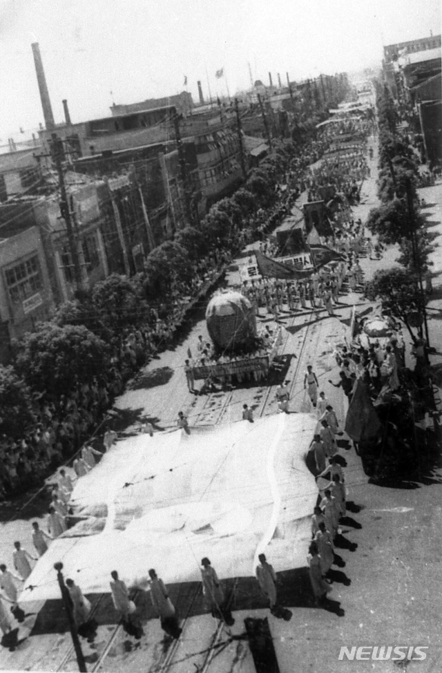 [서울=뉴시스] 1948년 9월 ‘조선민주주의인민공화국’ 수립을 축하하는 평양 경축대회에서 시민들이 ‘공화국기’, 대형 초상화 등을 들고 거리를 행진하고 있다. (사진=미디어한국학 제공) 2020.07.19. photo@newsis.com