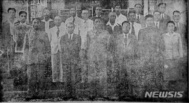 [서울=뉴시스] 1948년 9월 9일 초대 내각의 각료들이 기념촬영을 하고 있다. 1열 왼쪽부터 김책 부수상 겸 산업상, 홍명희 부수상, 김일성 수상, 박헌영 부수상 겸 외무상, 최용건 인민무력상, 허정숙 문화선전상. 2열 왼쪽부터 박일우 내무상, 최창익 재정상, 주영하 교통상, 장시우 상업상, 허성택 노동상, 정준택 국가계획위원장, 김원봉 국가검열상. 3열 왼쪽부터 박문규 농림상, 이병남 보건상, 이용 도시경영상, 백남운 교육상, 김정주 체신상, 이승엽 사법상, 이극로 무임소상. (사진=미디어한국학 제공) 2020.07.19. photo@newsis.com