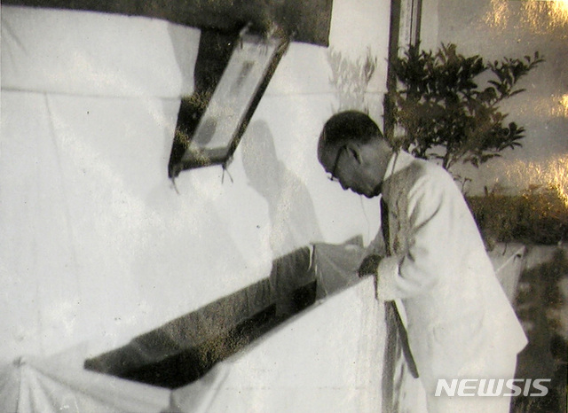 [서울=뉴시스] 1948년 8월 25일 최고인민회의 대의원 선거 날 김두봉 북조선인민위원회 부위원장이 투표하고 있다. ‘선거실’에는 입후보자의 사진이 걸려 있고, 그 아래 흑색(반대)과 백색(찬성) 투표함이 마련돼 있었다. (사진=미디어한국학 제공) 2020.07.19. photo@newsis.com