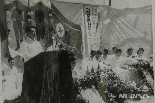 [서울=뉴시스] 1948년 8월 25일 최고인민회의 대의원 선거 날 김일성 북조선인민위원회 위원장이 입후보한 강동군 승호선거구를 방문해 연설하고 있다. (사진=미디어한국학 제공) 2020.07.19. photo@newsis.com