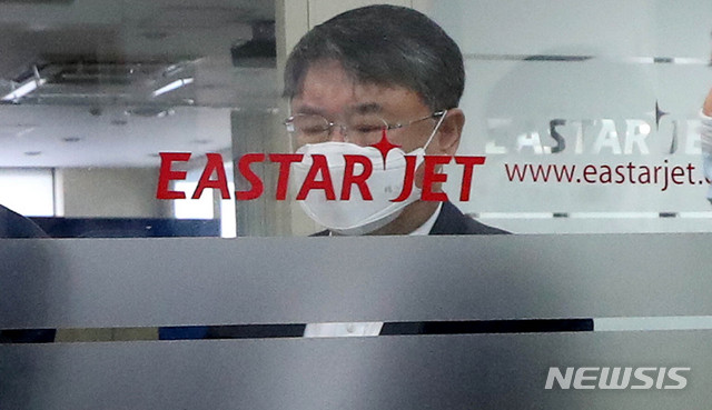 [서울=뉴시스]추상철 기자 =최종구 이스타항공 대표가 23일 오전 서울 강서구 이스타항공 본사에서 열린 임시주주총회를 마친후 주주총회장을 나서고 있다. 2020.07.23.  scchoo@newsis.com