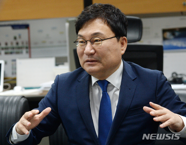 [전주=뉴시스] 김얼 기자 = 이상직 의원은 28일 전북 전주시 전북도의회 기자실을 방문해 더불어민주당 전북도당 도당위원장 출마 관련 기자간담회를 열고 질의에 답변하고 있다. 2020.07.28.pmkeul@newsis.com