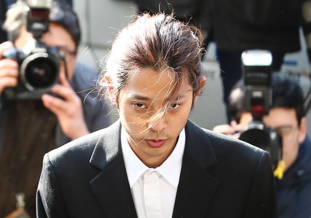 경찰 출석한 정준영     (서울=연합뉴스) 윤동진 기자 = 성관계 동영상 불법 촬영·유포 논란을 빚은 가수 정준영이 피의자 신분으로 조사를 받기 위해 14일 오전 서울지방경찰청으로 들어서며 취재진 질문에 답하고 있다. 2019.3.14     mon@yna.co.kr/2019-03-14 10:46:12/ <저작권자 ⓒ 1980-2019 ㈜연합뉴스. 무단 전재 재배포 금지.>