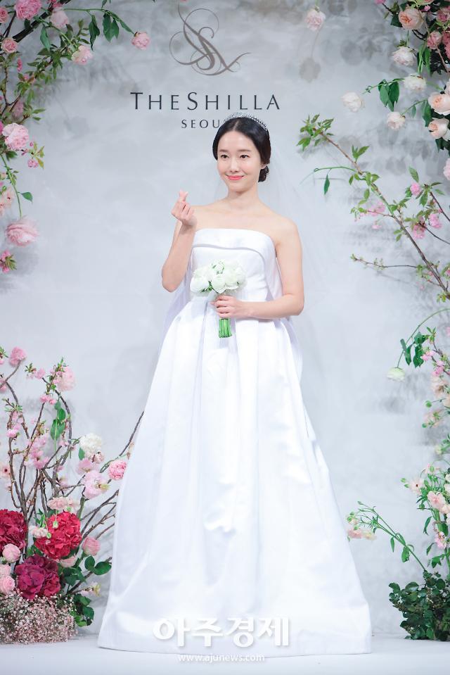 가수 겸 배우 이정현(39)의 결혼식 기자회견이 7일 오후 4시 20분 서울 중구 장충동 신라호텔 영빈관에서 열렸다. 이정현이 결혼식 기자회견장에 참석하고 있다.