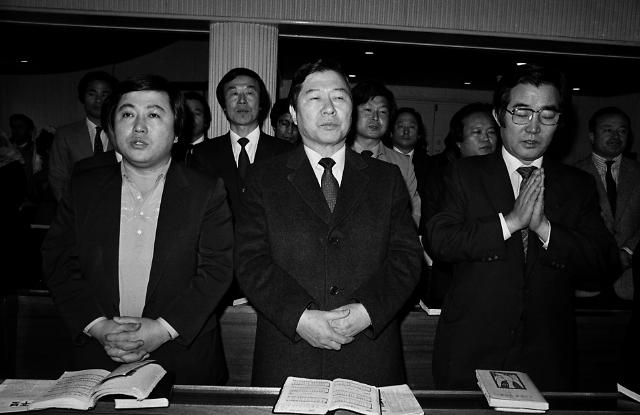 김홍일 전 민주당 의원 별세     (서울=연합뉴스) 김대중 전 대통령의 장남 김홍일 전 민주당 의원이 20일 오후 5시께 별세했다. 향년 71세.     사진은 1985년 3월 10일 서울 서교동 성당의 일요미사에 참석한  김대중 전 대통령(가운데), 김 전 의원(왼쪽)의 모습. 2019.4.20 [연합뉴스 자료사진]     photo@yna.co.kr/2019-04-20 19:37:55/ <저작권자 ⓒ 1980-2019 ㈜연합뉴스. 무단 전재 재배포 금지.>