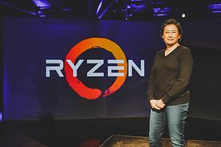 리사 수 AMD CEO가 자사의 신 CPU '라이젠'을 공개하는 모습.
