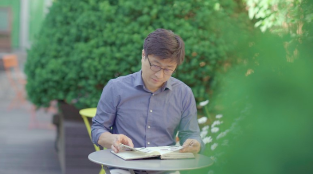 날개 달린 모자를 디자인한 이승환 전 디자이너