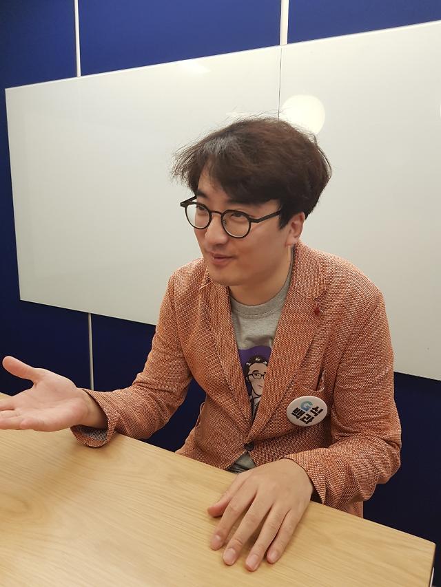 유튜버 G식백과 김성회가 지난 8일 서울 강남구 샌드박스네트워크 사무실에서 인터뷰에 임하고 있다.