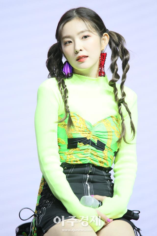 걸그룹 레드벨벳 아이린이 19일 오후 서울 용산구 이태원로 블루스퀘어 아이마켓홀에서 열린 레드벨벳 새 미니앨범 'The ReVe Festival’ Day 1'(더 리브 페스티벌 데이 원) 발매 기념 쇼케이스에 참석하고 있다.