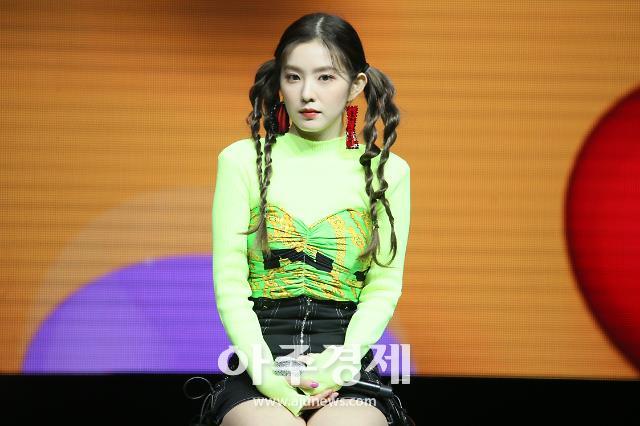 걸그룹 레드벨벳 아이린이 19일 오후 서울 용산구 이태원로 블루스퀘어 아이마켓홀에서 열린 레드벨벳 새 미니앨범 'The ReVe Festival’ Day 1'(더 리브 페스티벌 데이 원) 발매 기념 쇼케이스에 참석하고 있다.