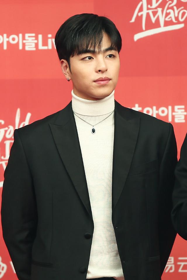 그룹 아이콘 구준회가 5일 오후 서울 구로구 고척스카이돔에서 열린 ‘제33회 골든디스크어워즈’ 디지털 음원 부문 시상식 레드카펫 행사에 참석해 포즈를 취하고 있다.