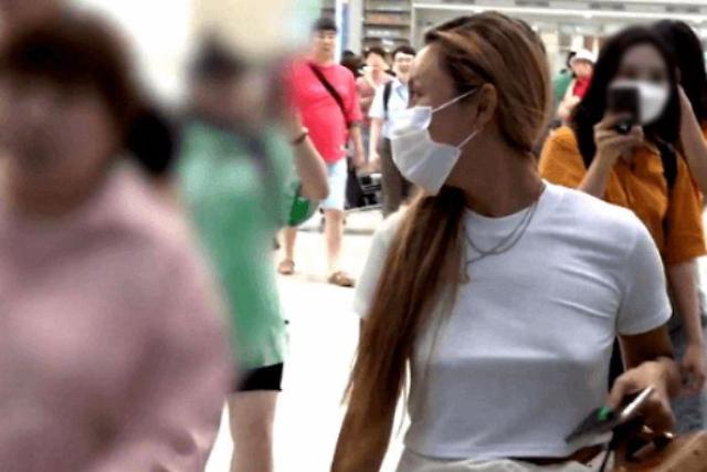 화사 '노브라' 공항패션