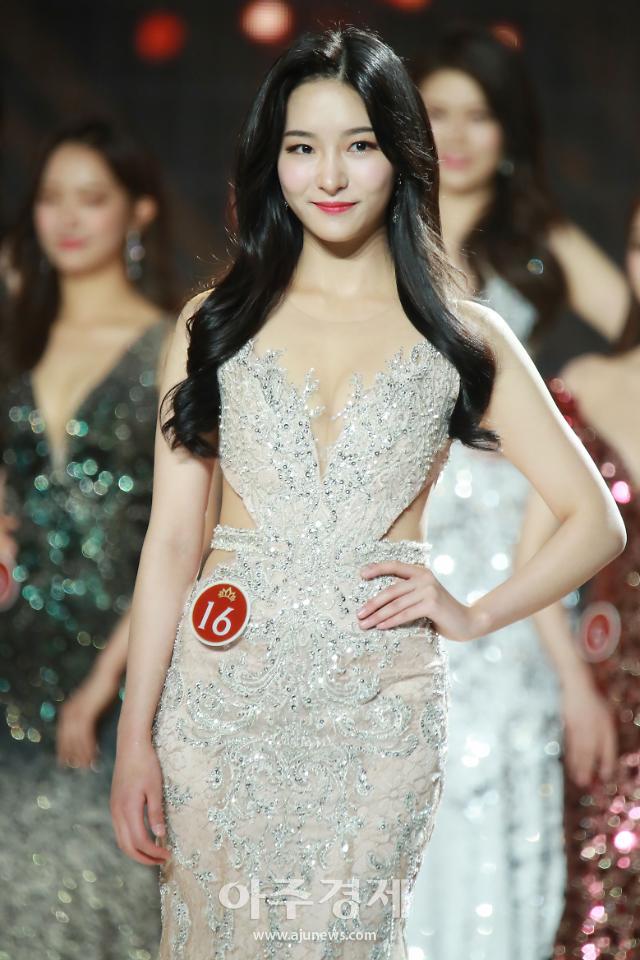 미스코리아 16번 장혜원(경기)이 11일 오후 서울 동대문구 경희대학교 평화의전당에서 열린 '2019 미스코리아 선발대회'에서 드레스 심사를 받고 있다.