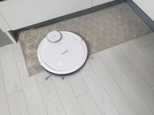 발매트 위를 청소하는 에코백스 '디봇 오즈모900'.