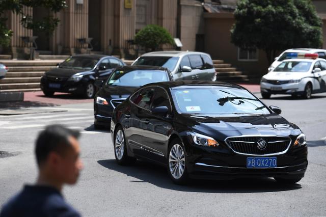 A convoy of cars believed to be carrying U.S. trade negotiators arrives at a hotel in Shanghai Tuesday, July 30, 2019. Two months after U.S.-Chinese talks aimed at ending a tariff war broke down, both sides are trying to temper hopes for a breakthrough when negotiations resume Tuesday on an array of disputes that has grown to include tension over China's tech giant Huawei.(Greg Baker/Pool Photo via AP)/2019-07-30 16:43:43/ <저작권자 ⓒ 1980-2019 ㈜연합뉴스. 무단 전재 재배포 금지.>