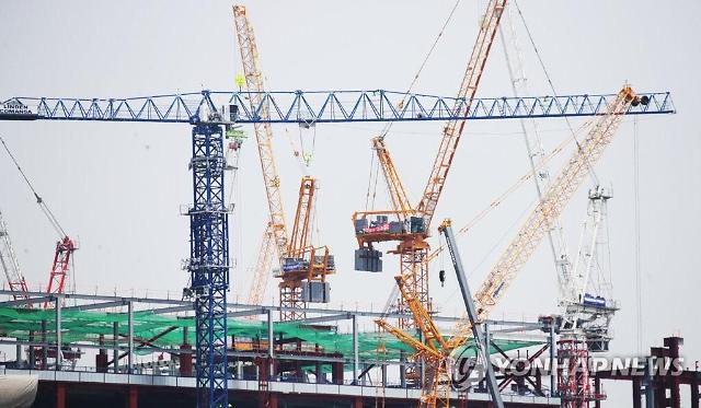 지난 6월 4일 한국노총과 민주노총 소속 전국 타워크레인 노동자 동시 파업 첫날인 4일 오후 경기도 평택시 한 공사현장의 타워크레인이 멈춰 있다.