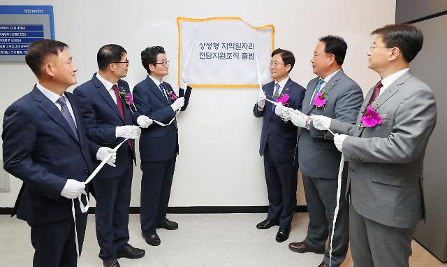 상생형 지역일자리 지원센터 개소식 (서울=연합뉴스) 김도훈 기자 = 3일 오후 서울 종로구 일자리위원회에서 열린 상생형 지역일자리 지원센터 개소식에서 참석자들이 현판식을 하고 있다. 왼쪽부터 고용노동부 박화진 실장, 청와대 황덕순 일자리수석, 이목희 일자리위원회 부위원장, 성윤모 산업통상자원부 장관, 더불어민주당 상생형지역일자리특별위원장 어기구 의원, 기획재정부 방기선 차관보. 2019.9.3 superdoo82@yna.co.kr/2019-09-03 12:20:33/ <저작권자 ⓒ 1980-2019 ㈜연합뉴스. 무단 전재 재배포 금지.>