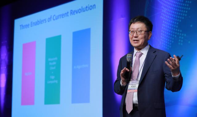 차상균 서울대 데이터사이언스 대학원 설립준비 공동위원장이 '인간중심 AI시대 한국의 글로벌 전략'이라는 주제로 발표를 하고 있다.