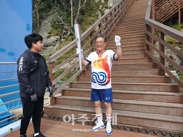 관음도 보행 전용 ㅇㅇ를 건너며 성화를 봉송한 김 군수