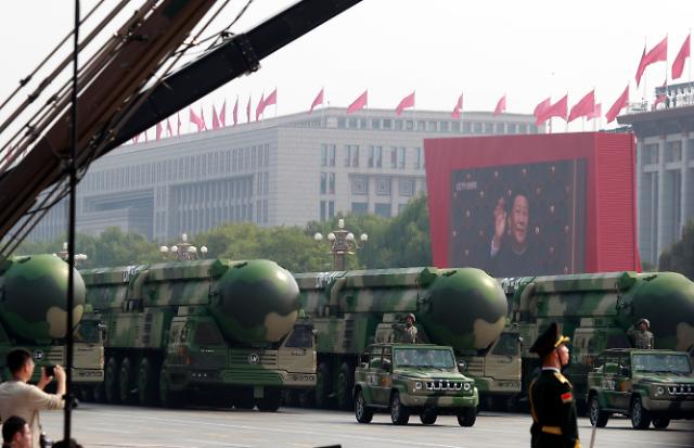 중국 열병식에 등장한 최신형 둥펑-41     (베이징=연합뉴스) 김진방 특파원 = 1일 오후 신중국 건국 70주년 기념일을 맞아 베이징(北京) 톈안먼(天安門) 광장에서 열린 역대 최대 규모의 열병식에 최신형 ICBM인 둥펑-41이 등장했다.2019.10.1     chinakim@yna.co.kr/2019-10-01 13:08:51/ <저작권자 ⓒ 1980-2019 ㈜연합뉴스. 무단 전재 재배포 금지.>