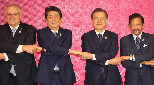 문 대통령과 아베 총리, '어색한 표정'     (방콕=연합뉴스) 이진욱 기자 = 문재인 대통령과 아베 일본 총리가 4일 오후 방콕 임팩트 포럼에서 열린 역내포괄적경제동반자협정(RCEP)에서 참석 정상들과 기념촬영을 하고 있다.      왼쪽부터 스콧 모리슨 호주 총리, 아베 일본 총리, 문 대통령, 하사날 볼키아 브루나이 국왕. 2019.11.4     cityboy@yna.co.kr/2019-11-04 20:43:55/ <저작권자 ⓒ 1980-2019 ㈜연합뉴스. 무단 전재 재배포 금지.>