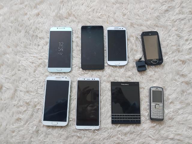 집 어딘가에 박혀 있던 중고폰 8대