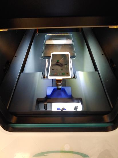 민팃ATM을 통해 현장 판매를 할 때 수거함 안에 스마트폰을 케이블과 연결하게 돼 있다. 사진 속 샤오미 '홍미노트5'는 맞는 케이블이 없어서 현장 판매는 불가능했고 3일 후에 판매가 완료된다.