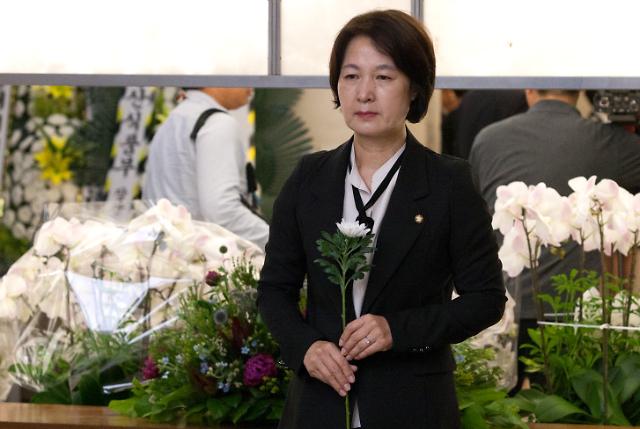 고 이희호 여사 빈소 헌화하는 추미애 의원 (서울=연합뉴스) 김인철 기자 = 더불어민주당 추미애 의원이 11일 서울 서대문구 세브란스병원 장례식장에 마련된 이희호 여사의 빈소를 찾아 조문하고 있다. 2019.6.11 yatoya@yna.co.kr/2019-06-11 13:37:18/ <저작권자 ⓒ 1980-2019 ㈜연합뉴스. 무단 전재 재배포 금지.>