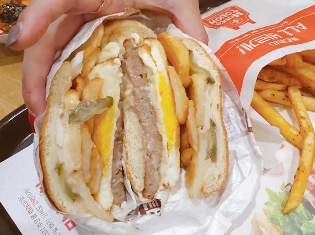 맘스터치 신제품 불고기포테이토 버거 단면.