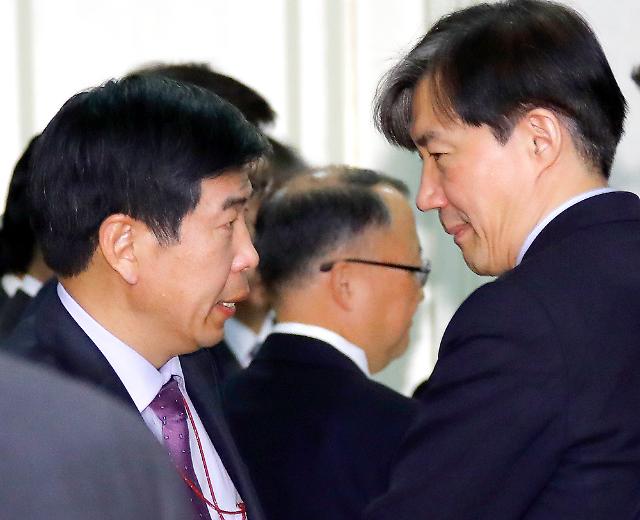 백원우 전 청와대 민정수석비서관과 조국 전 법무부 장관. 사진은 지난해 11월 청와대에서 열린 반부패정책협의회.