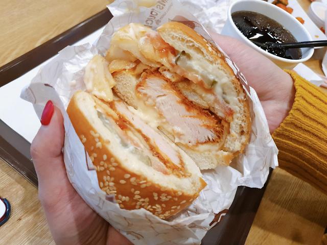 맘스터치 신상 포테이토 휠렛 버거 단면