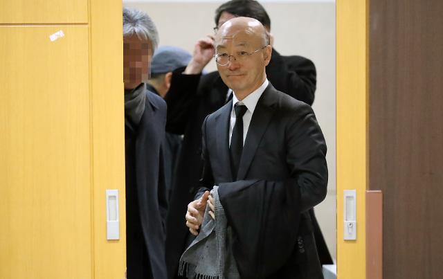 김조원 청와대 민정수석이 3일 오전 서울 서초구 서울성모병원 장례식장에 마련된 전 청와대 민정비서관실 특별감찰반 수사관의 빈소 조문을 마친 후 장례식장을 나서고 있다.